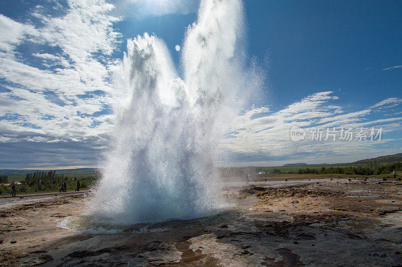 冰岛的 Strokkur 间歇泉